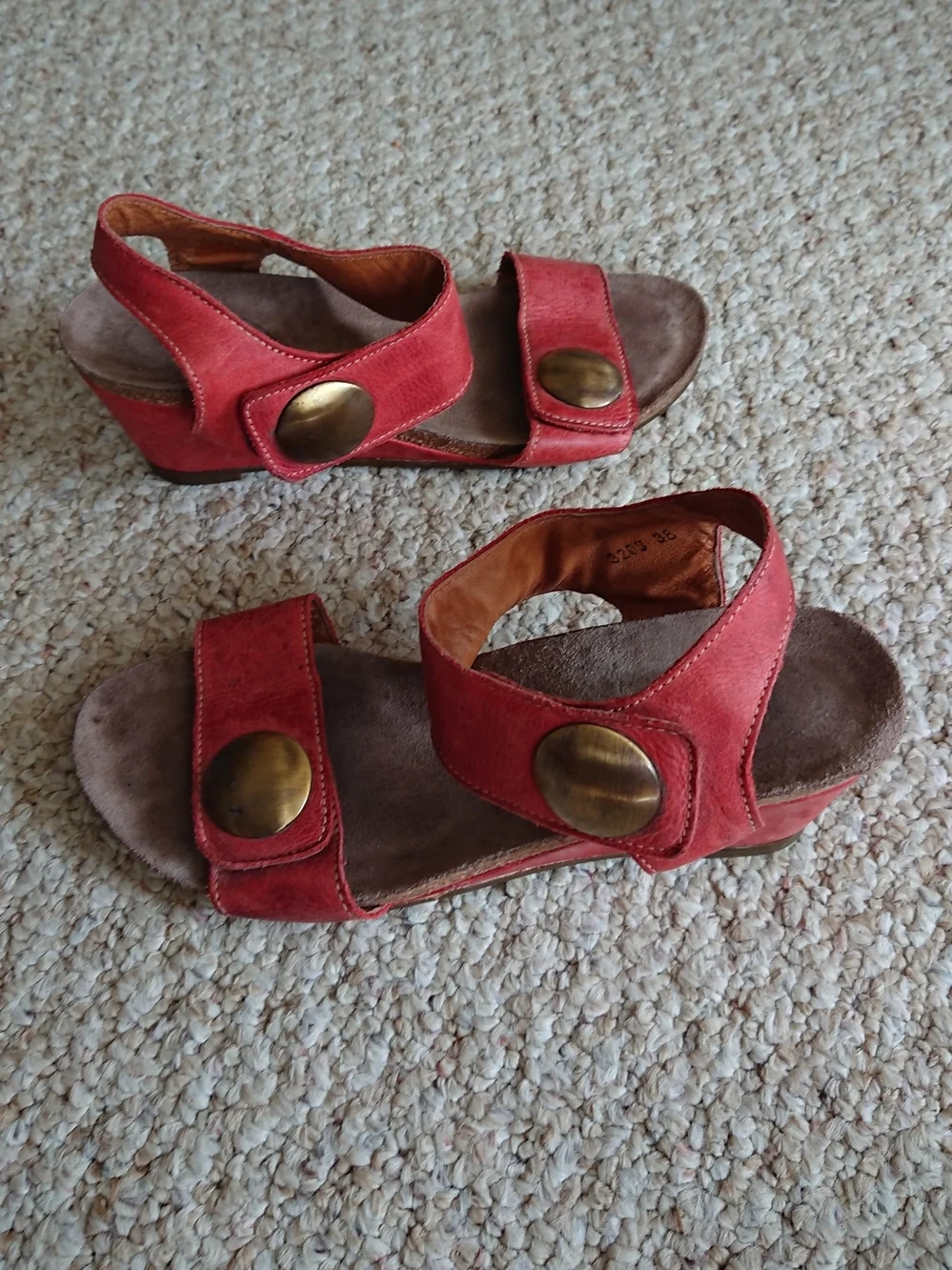 Taos Footwear the Carousel 3 Leather Ornamented Wedge Sandals in read size 7.5